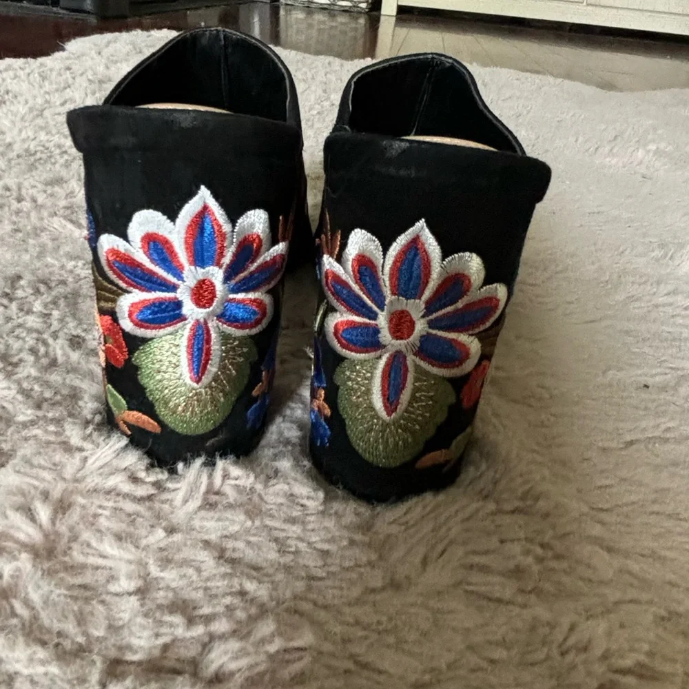Also open toe embroidered pumps - Picture 6 of 6
